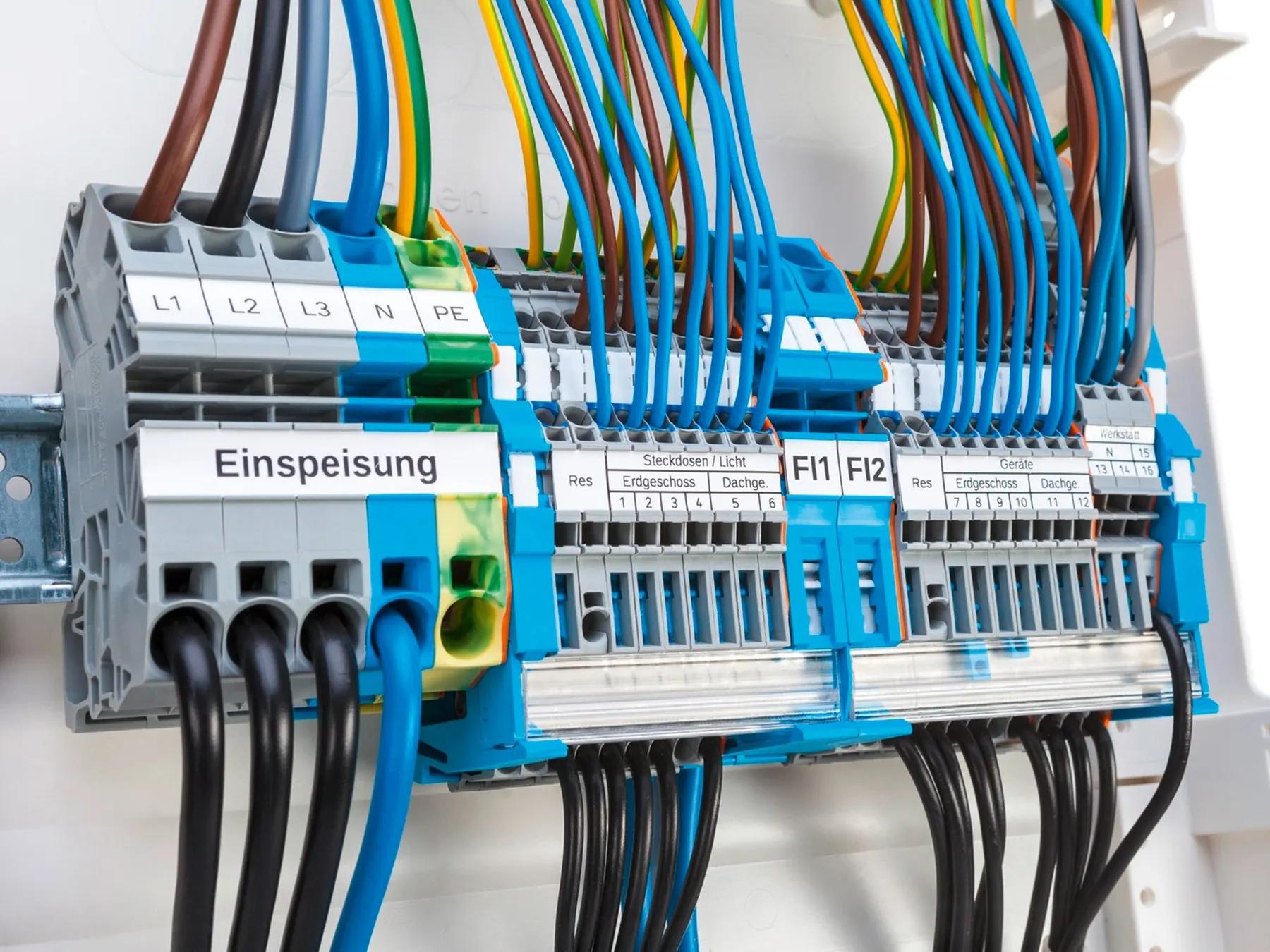 A tidy panel with WAGO terminal blocks and markers on a DIN rail