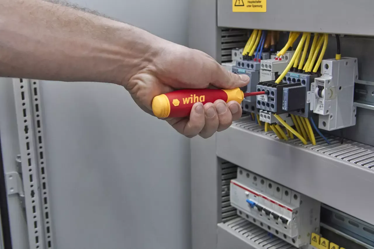 A Wiha PocketMax electric used in a distribution board